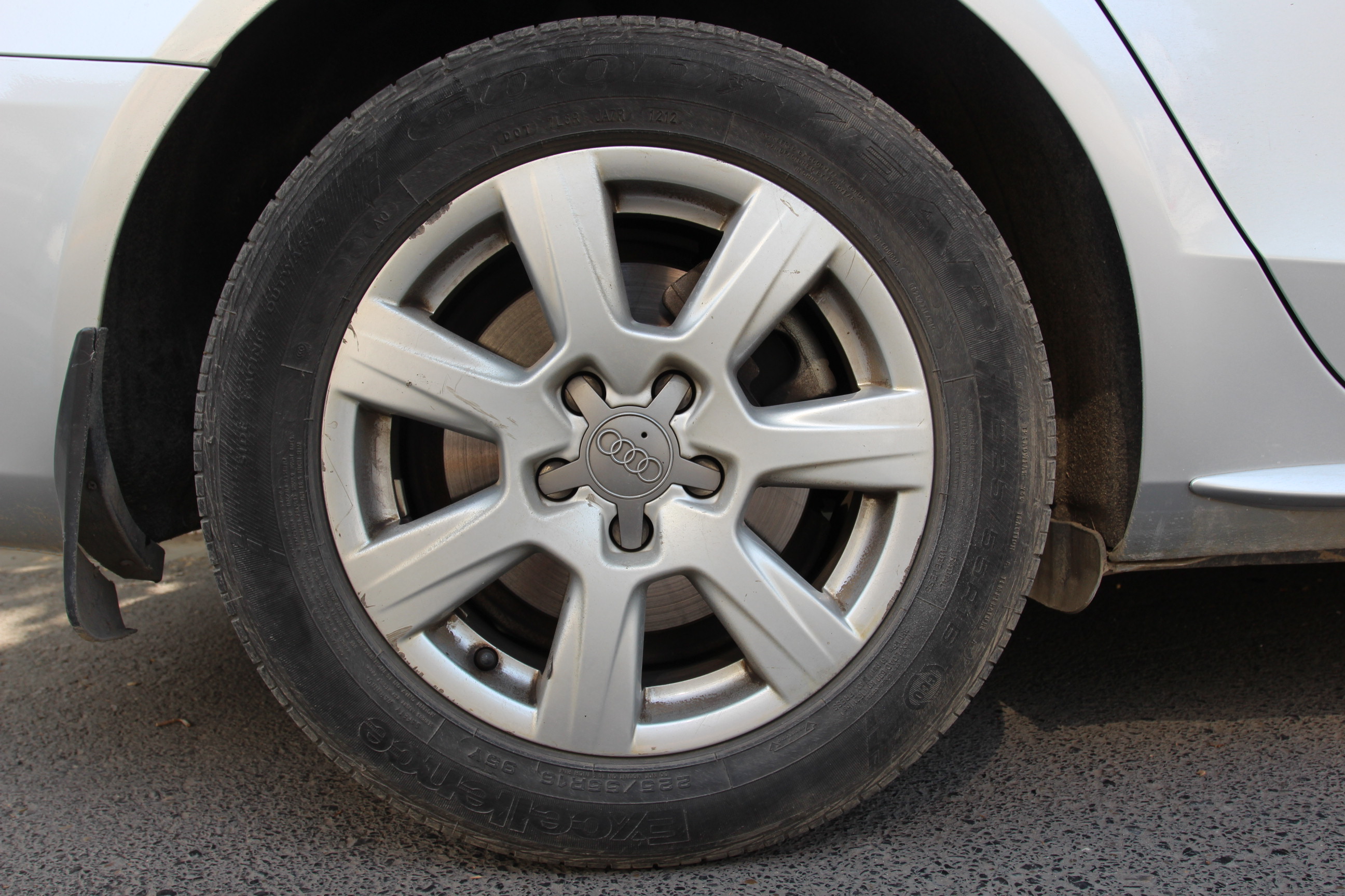 奥迪-a4l 2012款 2.0 tfsi 自动舒适型