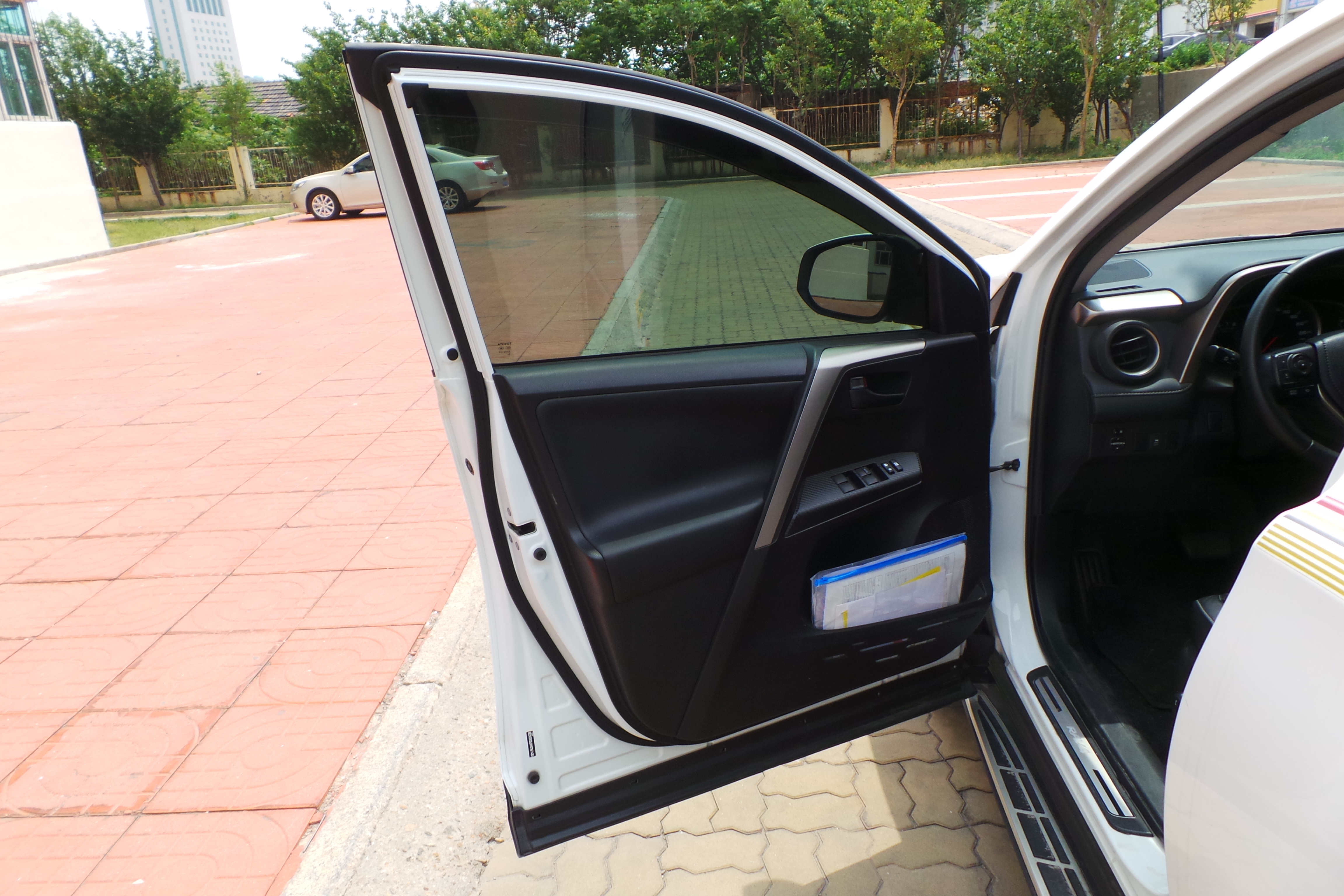 车门门轴无拆卸痕迹,操控键使用正常